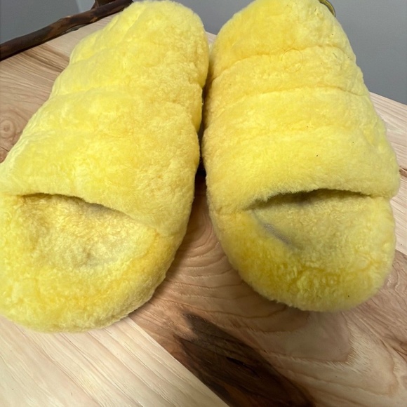 UGG Fluff Yeah Slides in a yellow - size 5 - Picture 2 of 5